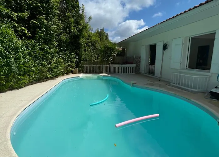 Spacieuse Avec Piscine Privée Hébergement de vacances Biarritz